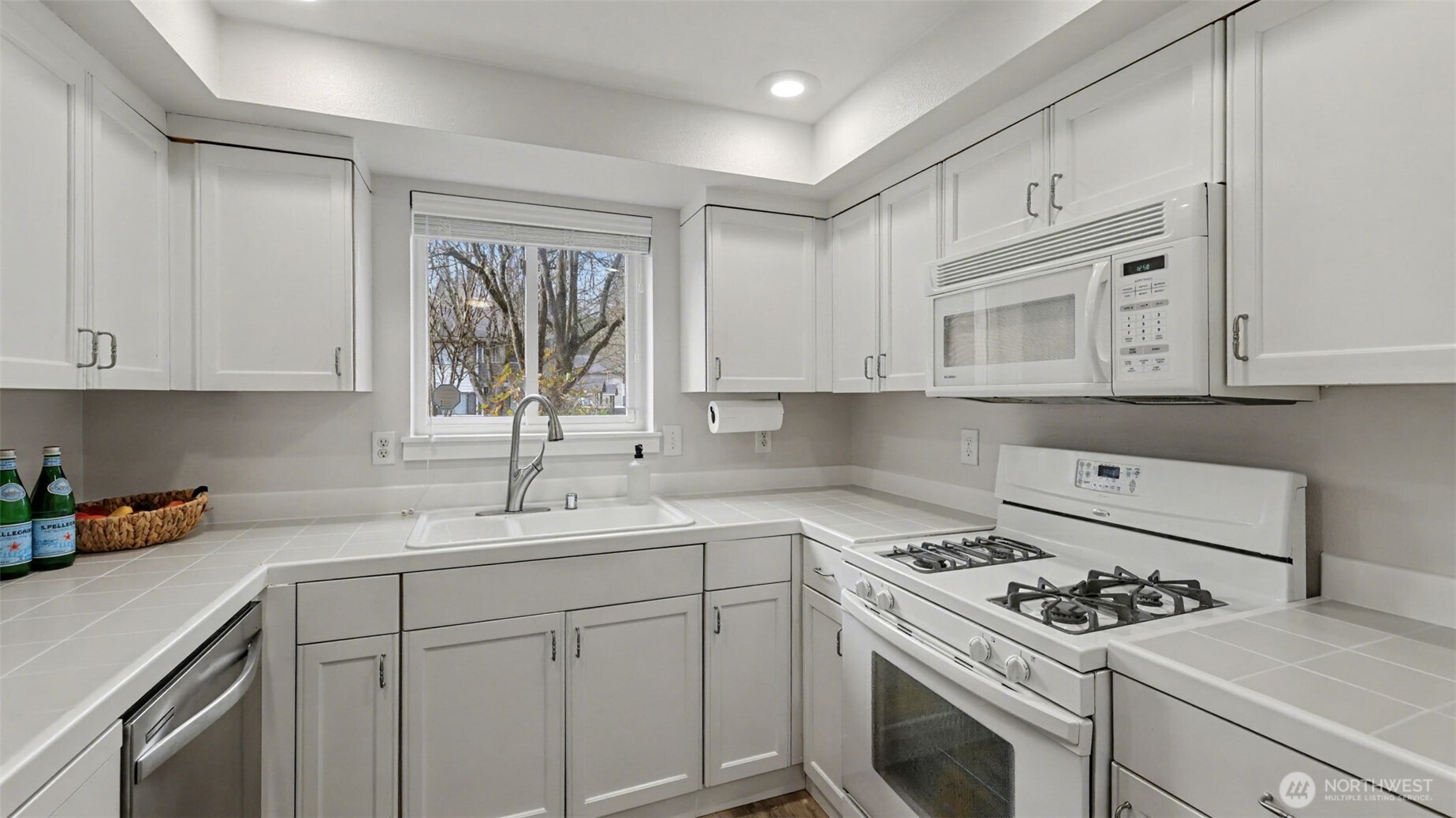 250 NW Dogwood Street #E-102, Issaquah, WA 98027