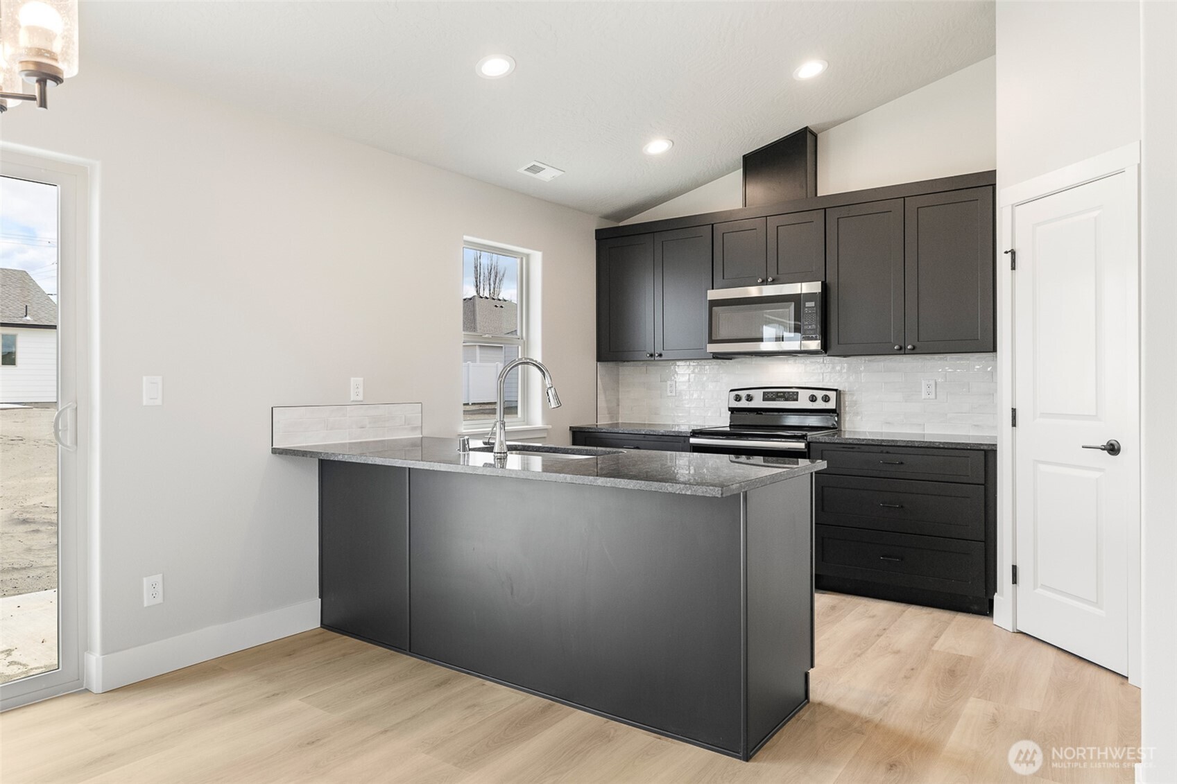 215 Lessor Loop , Moses Lake, WA 98837