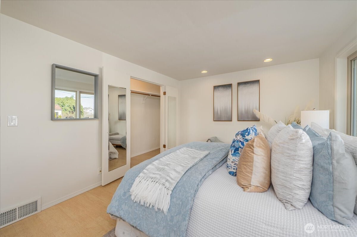 2815 W Smith Street , Seattle, WA 98199