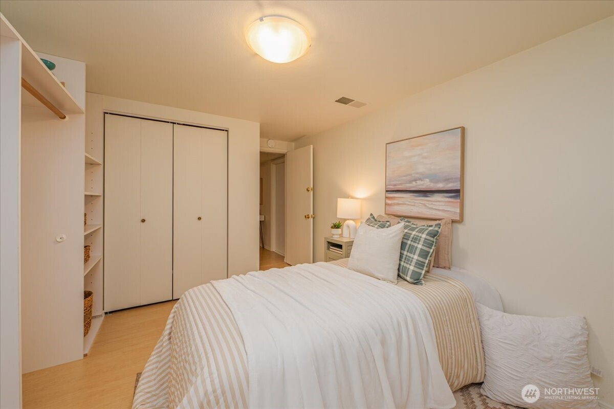 2815 W Smith Street , Seattle, WA 98199