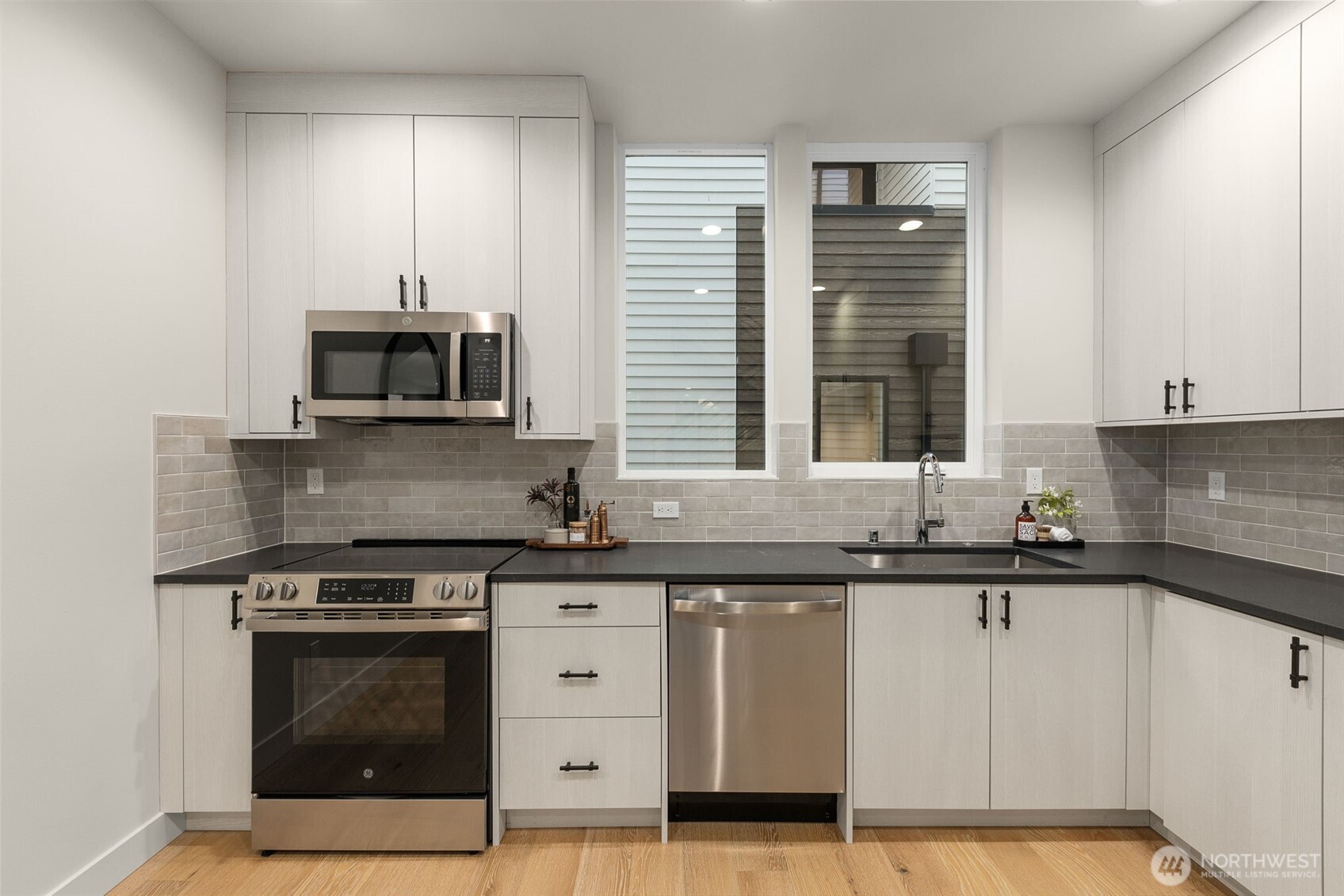 1104 B 34th Avenue , Seattle, WA 98122