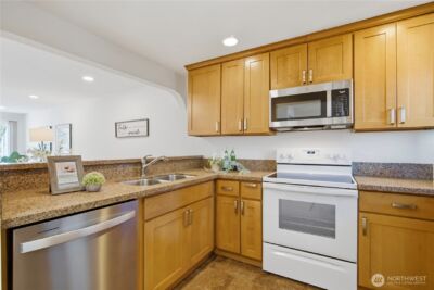 12740 NE 10th Place #E303, Bellevue, WA 98005 - Photo 9