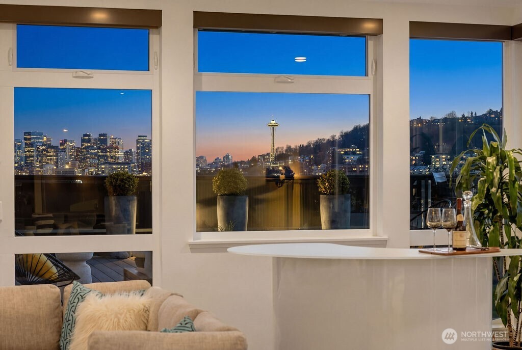 1760 N Northlake Way #521, Seattle, WA 98103