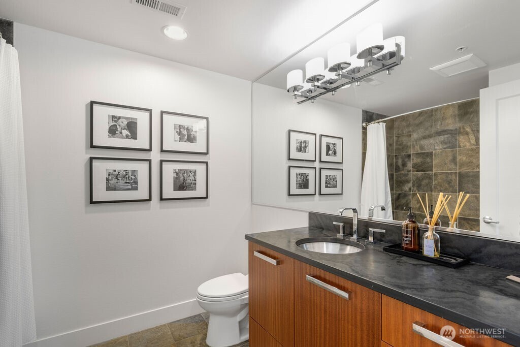 1760 N Northlake Way #521, Seattle, WA 98103