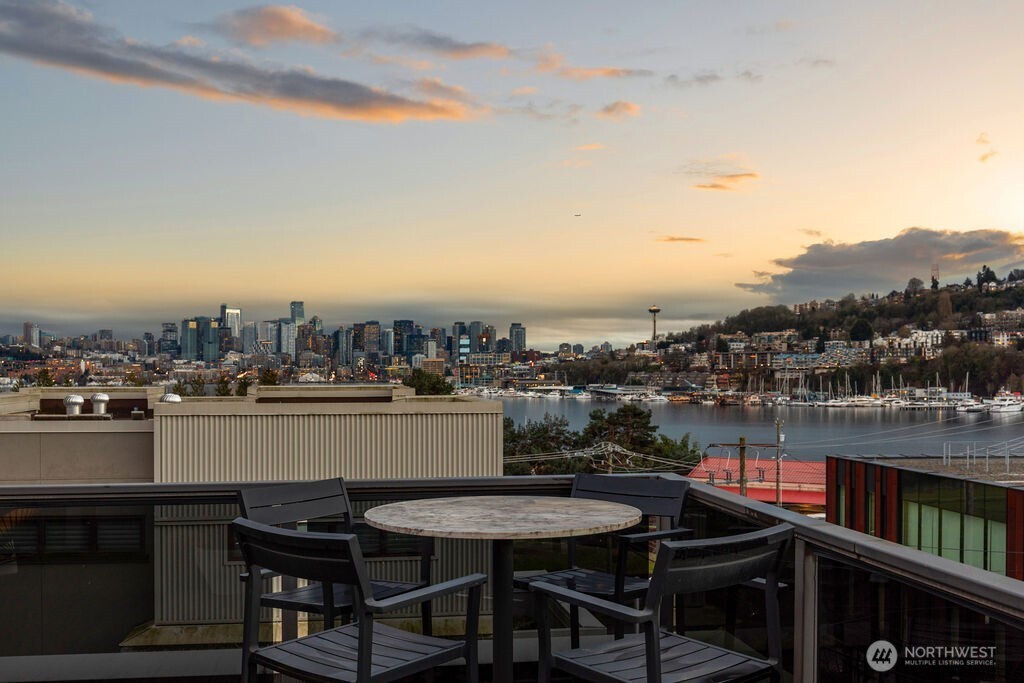 1760 N Northlake Way #521, Seattle, WA 98103