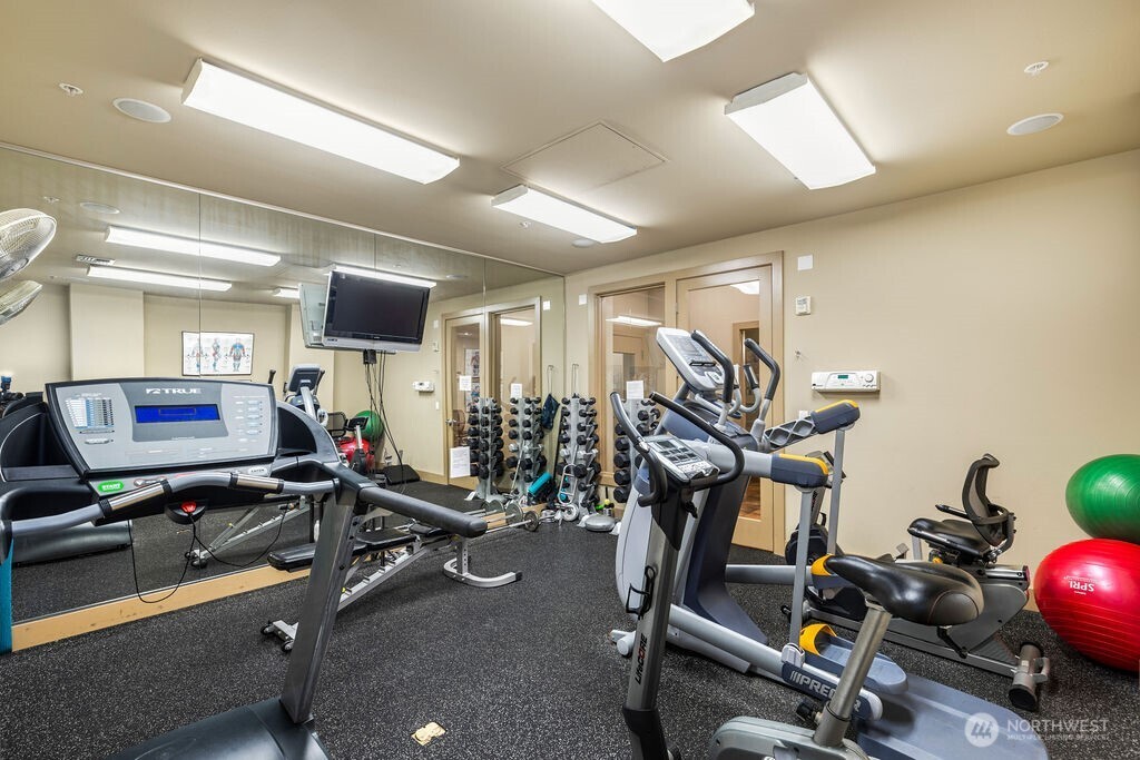 1760 N Northlake Way #521, Seattle, WA 98103