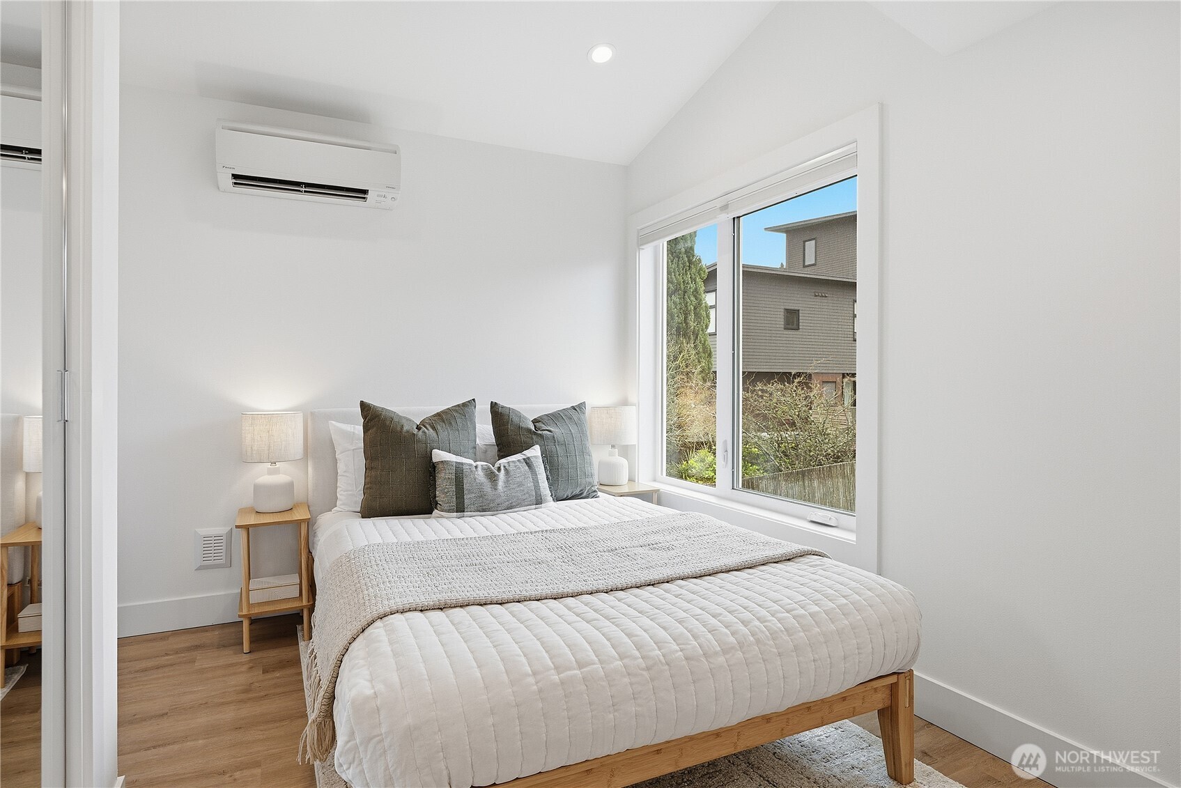 3112 W Raye Street , Seattle, WA 98199