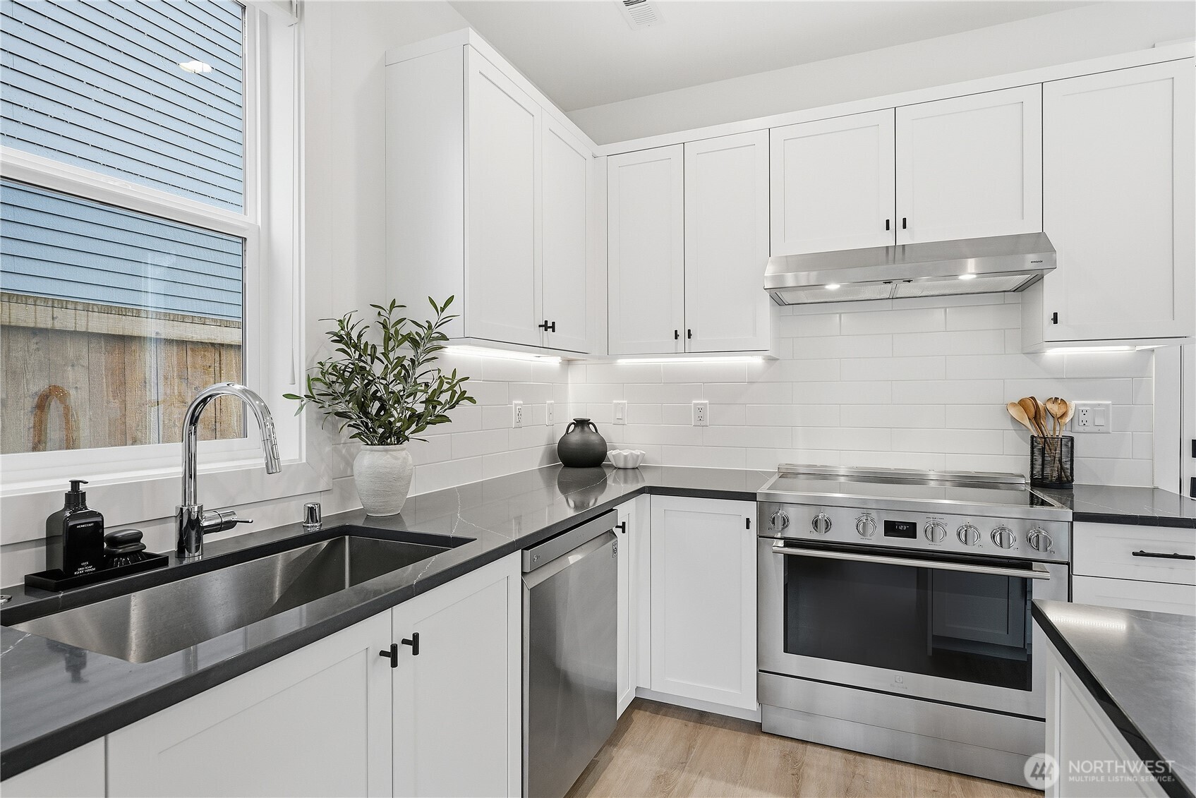 3112 W Raye Street , Seattle, WA 98199