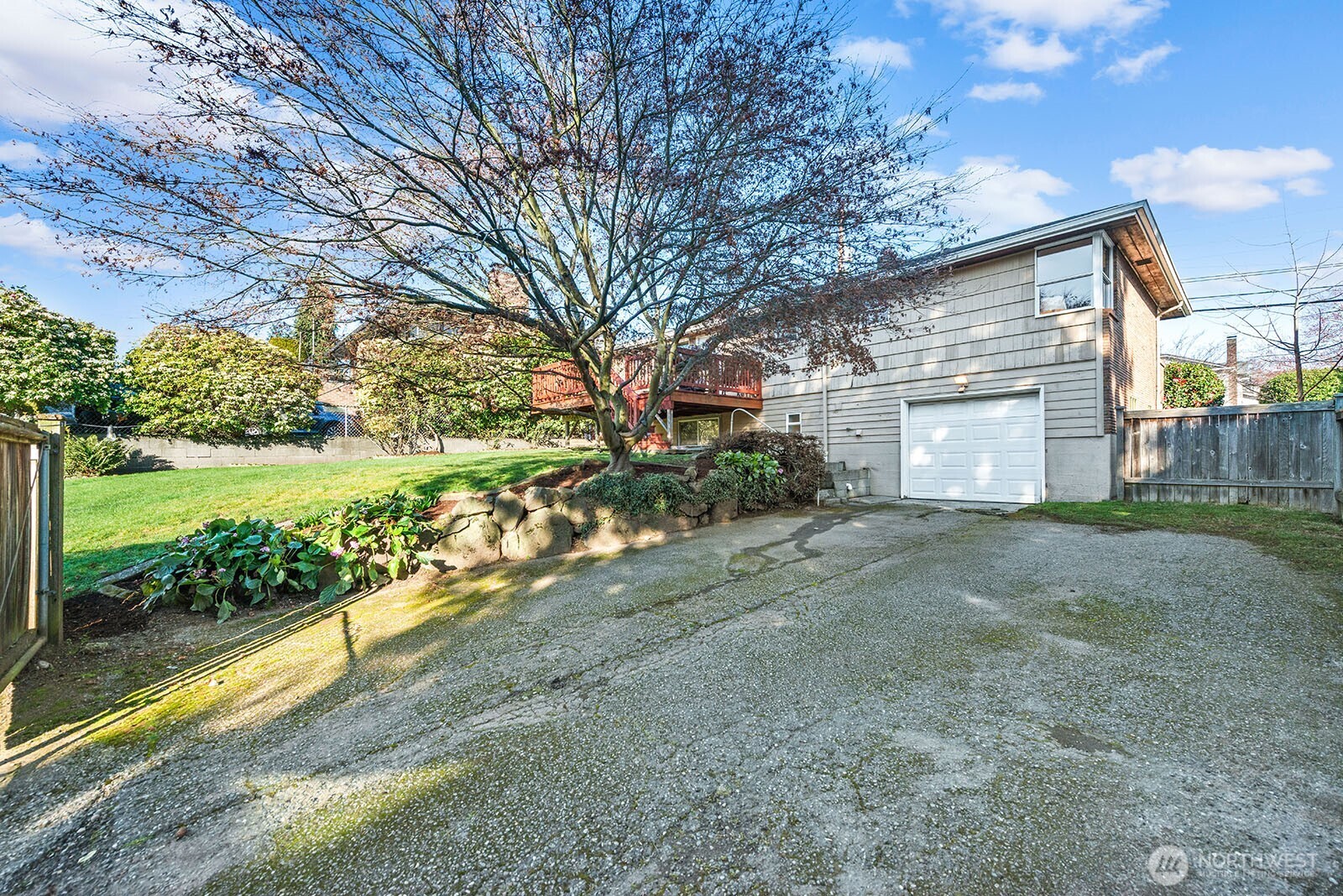 909 N 75th Street , Seattle, WA 98103