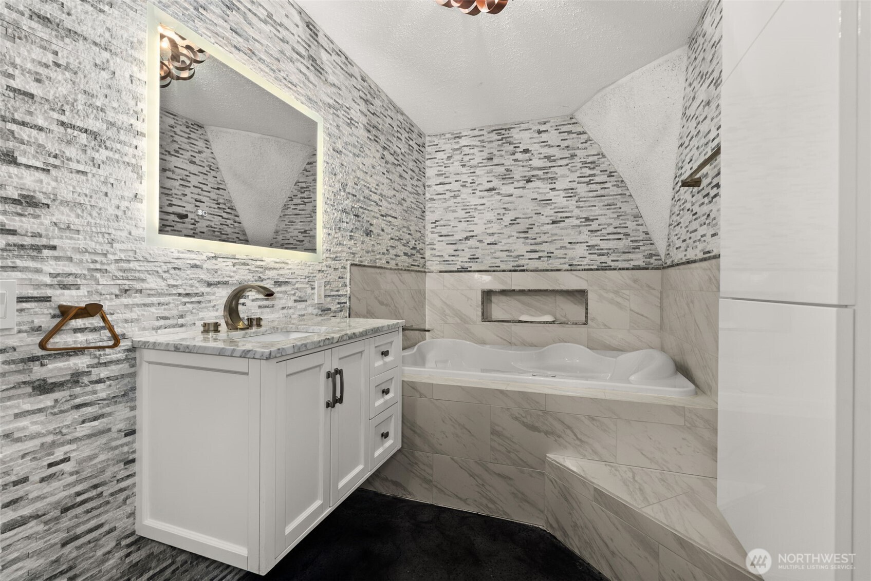 15115 Labrador Lane SW, Rochester, WA 98579