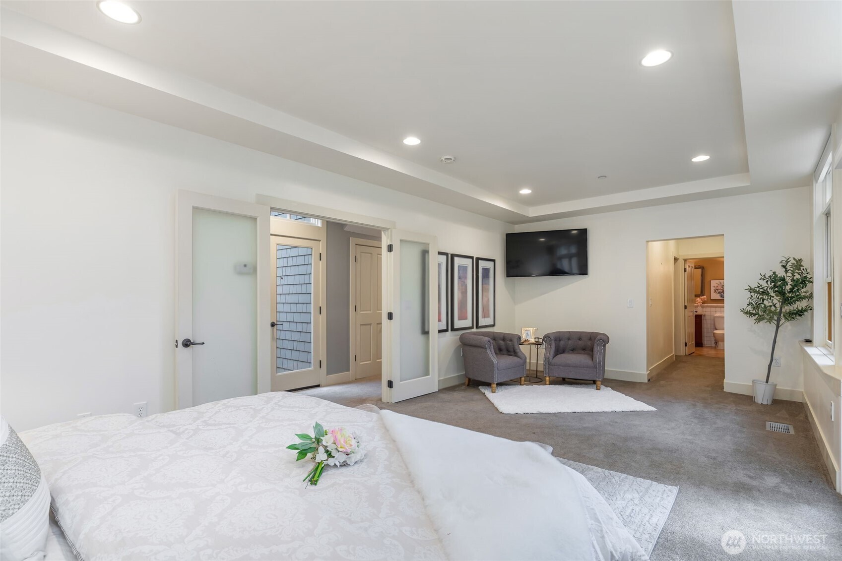 7626 NE 8th Street , Medina, WA 98039