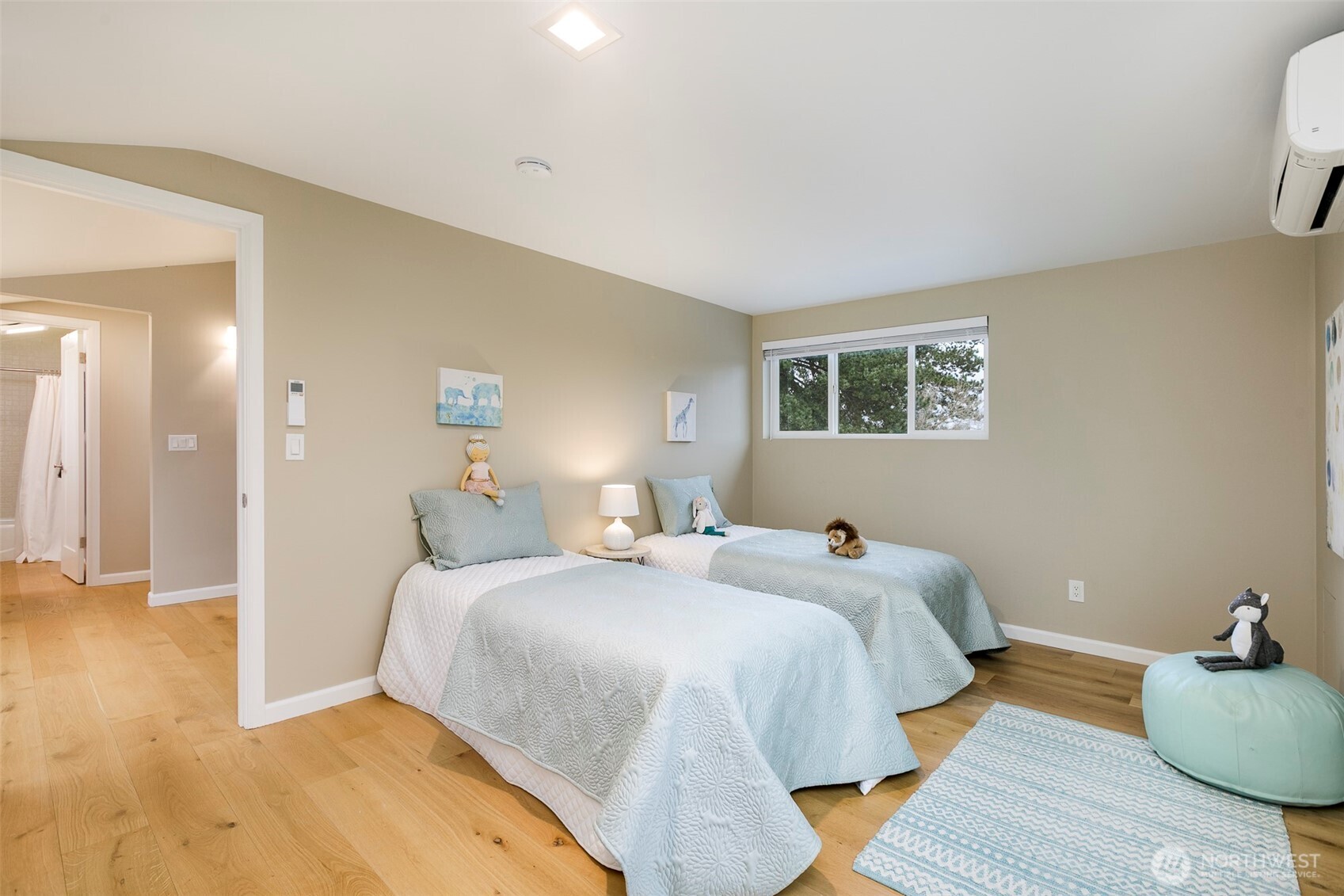 6001 60th Avenue NE, Seattle, WA 98115-7909