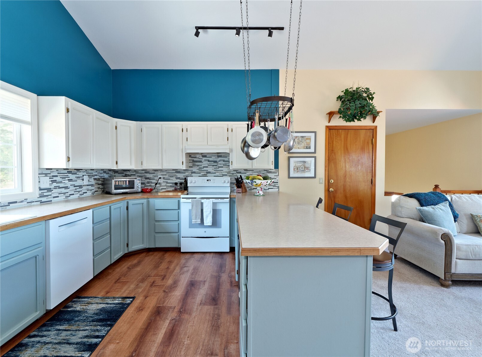 1273 SE Camano Drive , Camano Island, WA 98282