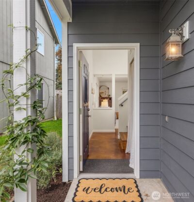 9253 Fremont Avenue N, Seattle, WA 98103 - Photo 2