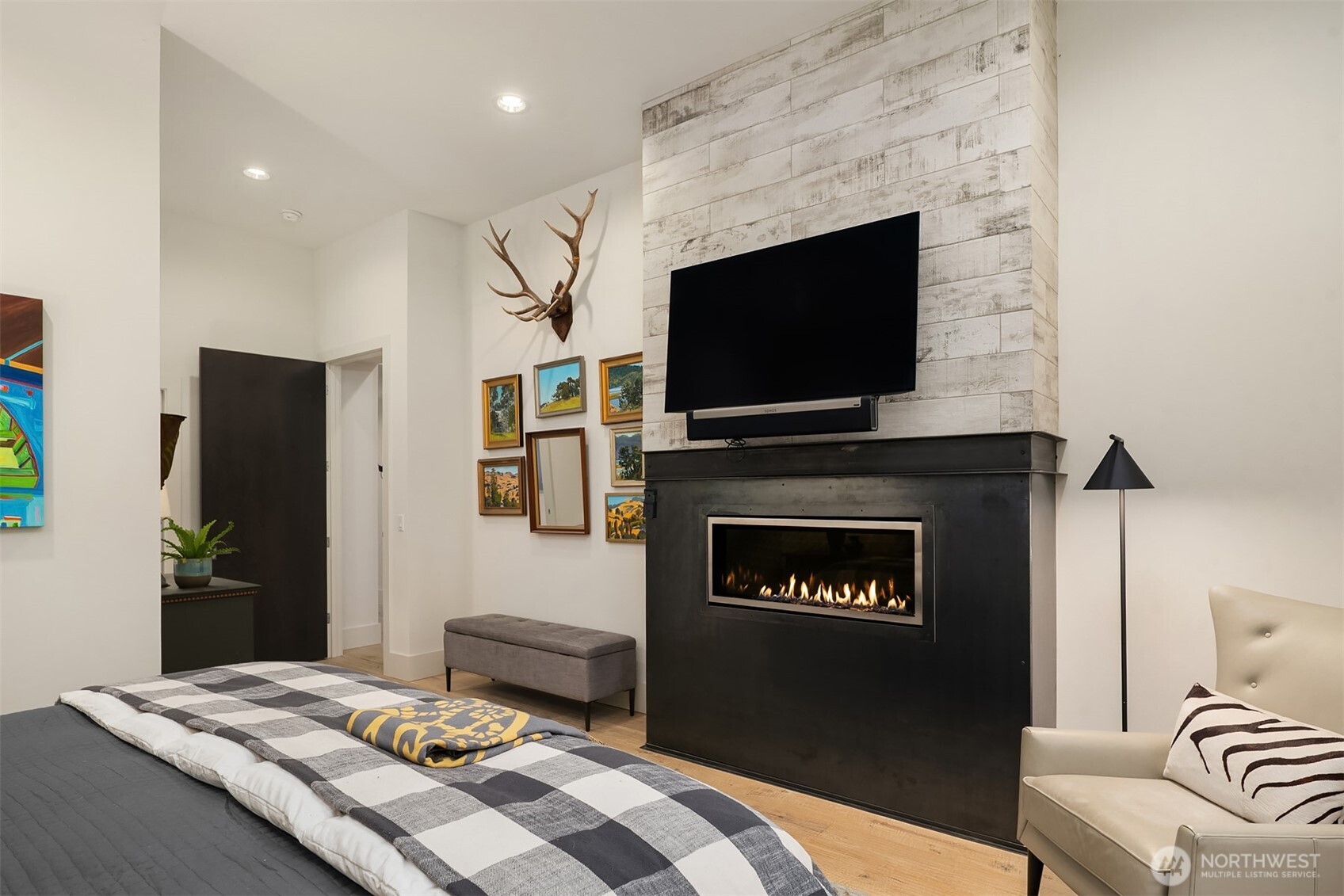 3743 W Commodore Way , Seattle, WA 98199