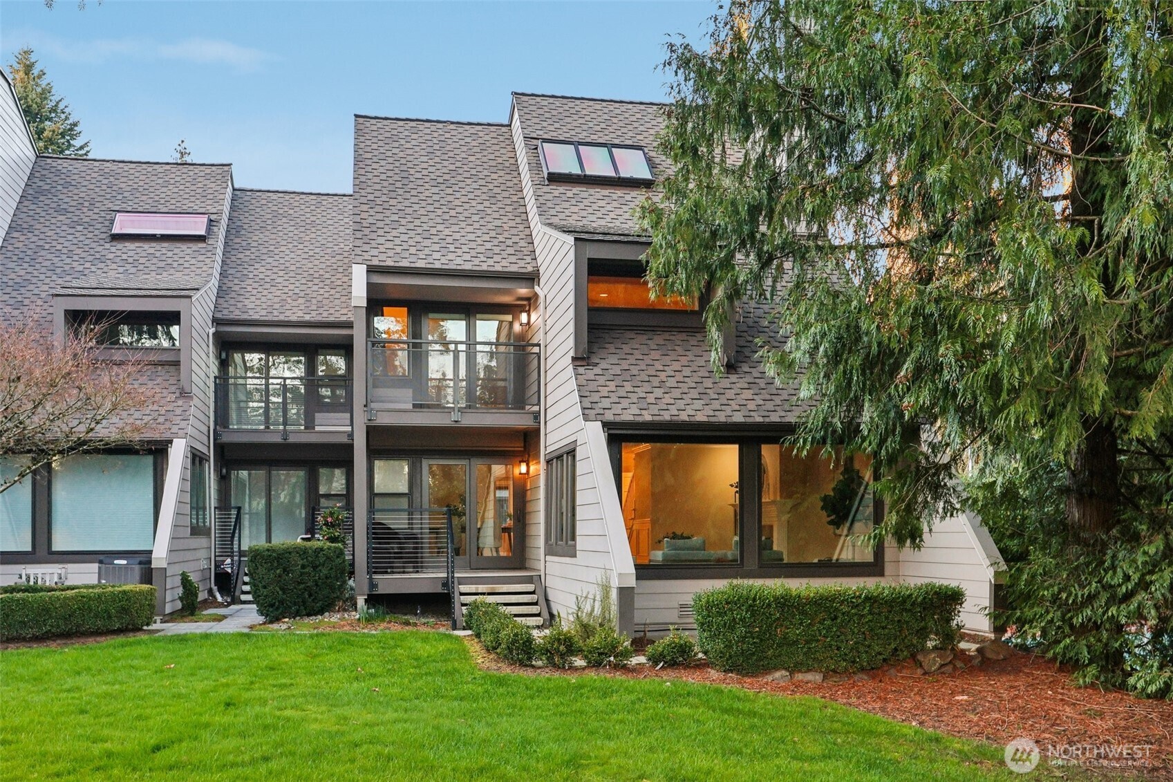 10331 NE 19th Place , Bellevue, WA 98004