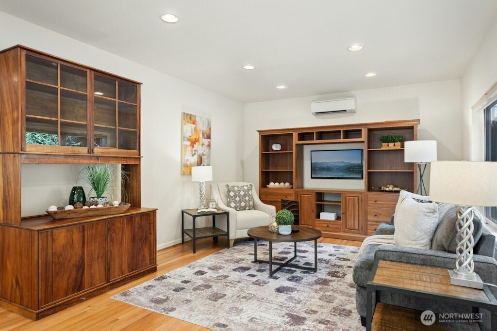 5720 59th Avenue NE, Seattle, WA 98105-2028