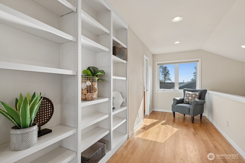 5720 59th Avenue NE, Seattle, WA 98105-2028