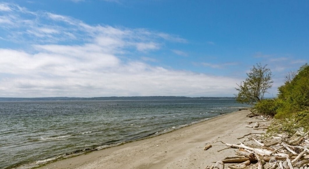 8042 Island Court , Clinton, WA 98236