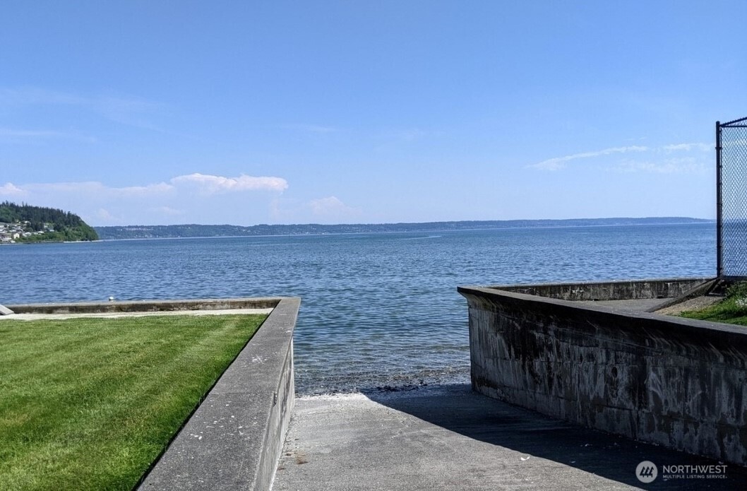 8042 Island Court , Clinton, WA 98236