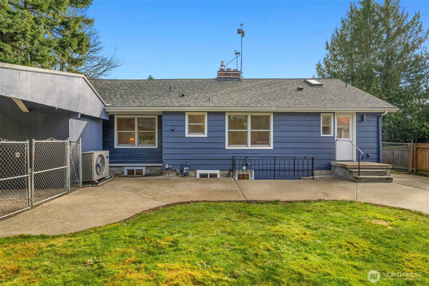 10723 Densmore Avenue N, Seattle, WA 98133-8943