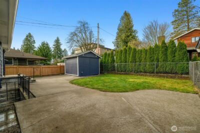 10723 Densmore Avenue N, Seattle, WA 98133-8943 - Photo 38