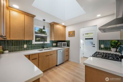 10723 Densmore Avenue N, Seattle, WA 98133-8943 - Photo 8