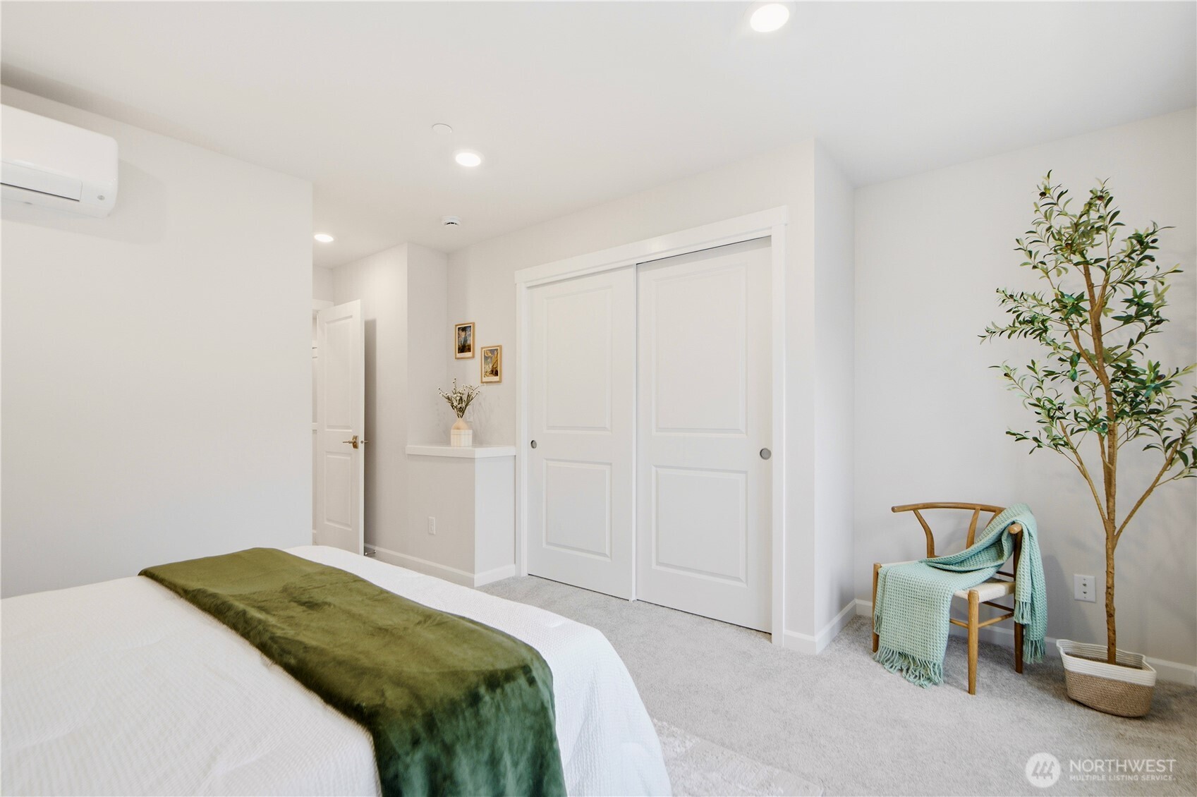 19244 NE 69th Circle #104, Redmond, WA 98052