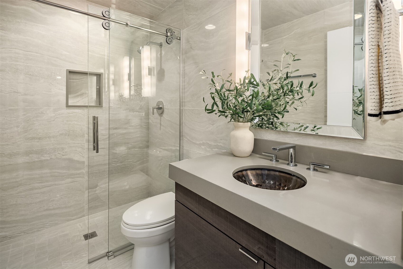 11715 NE 105th Lane , Kirkland, WA 98033-5039