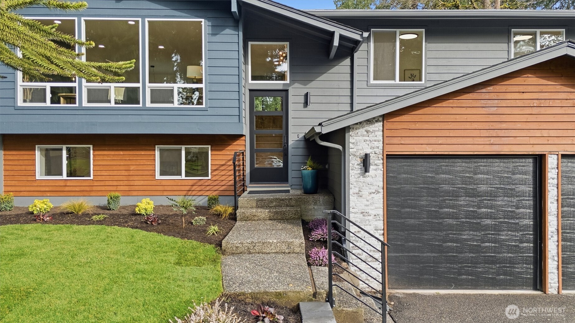 10500 NE 136th Place , Kirkland, WA 98034