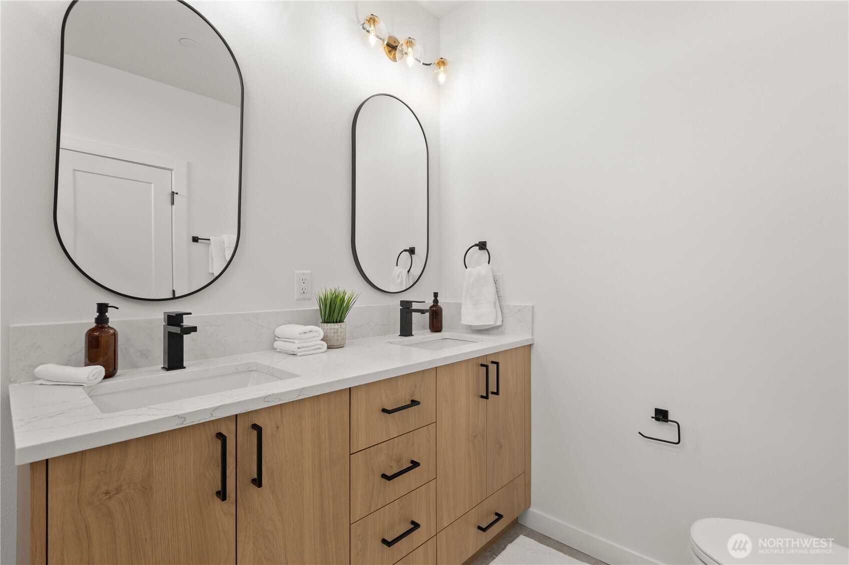 953 N 35th Street , Seattle, WA 98103