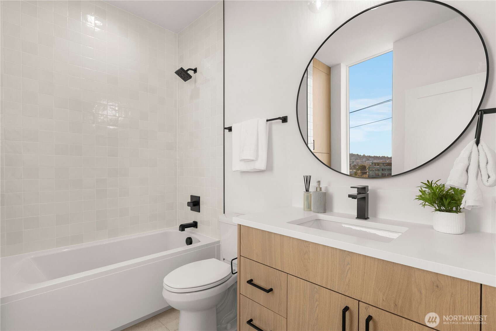 953 N 35th Street , Seattle, WA 98103