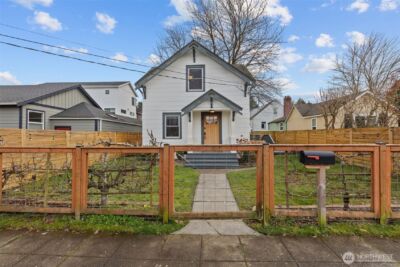 3915 SW Hinds Street , Seattle, WA 98116