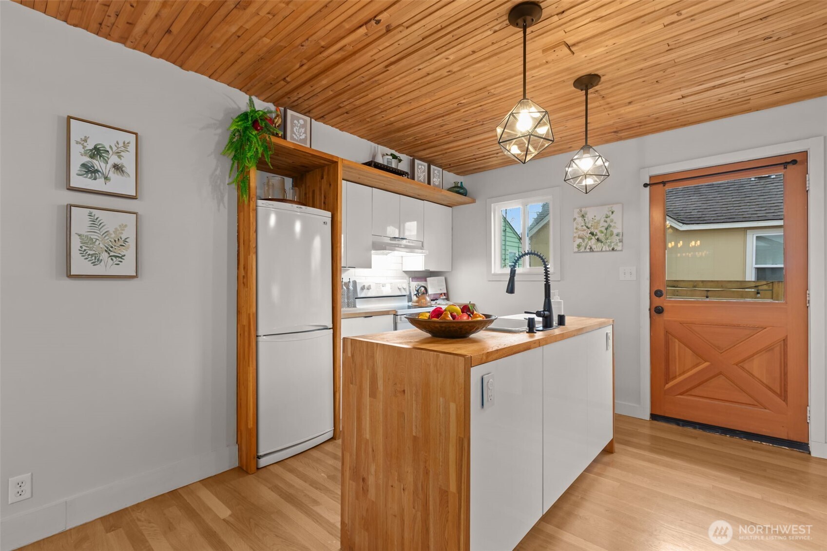 3915 SW Hinds Street , Seattle, WA 98116