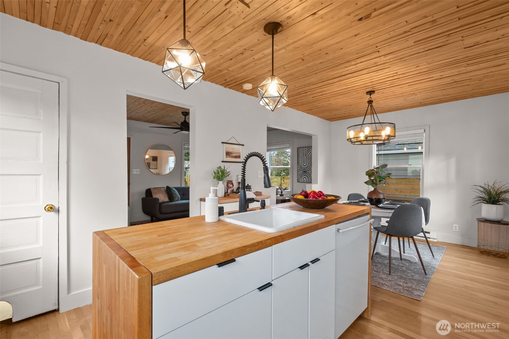 3915 SW Hinds Street , Seattle, WA 98116