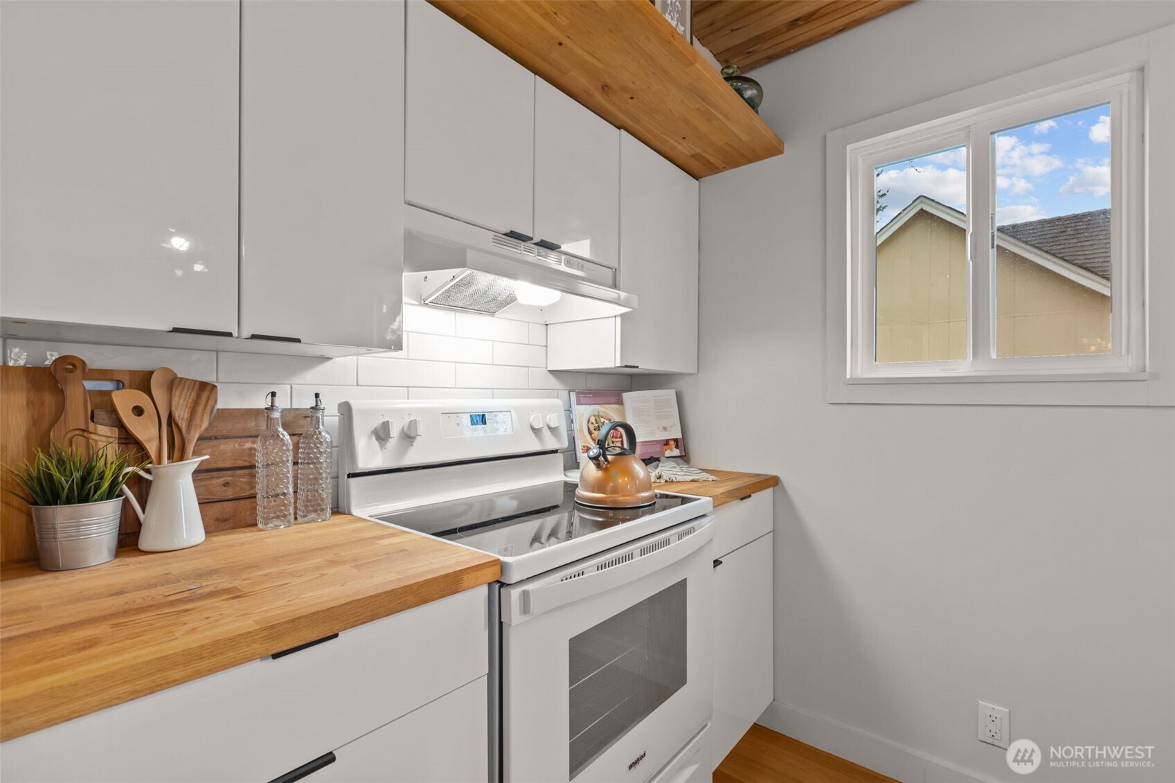 3915 SW Hinds Street , Seattle, WA 98116