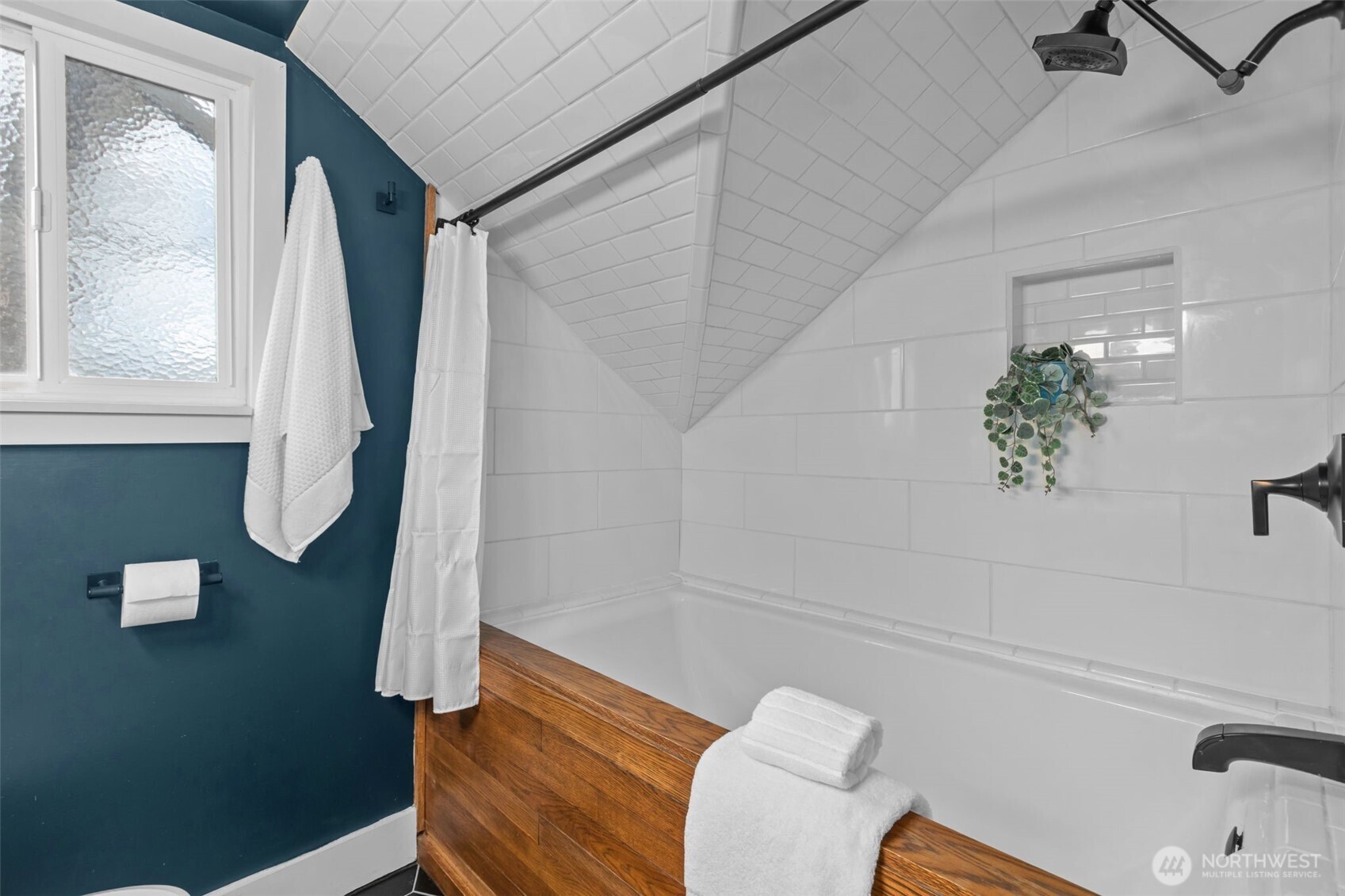 3915 SW Hinds Street , Seattle, WA 98116