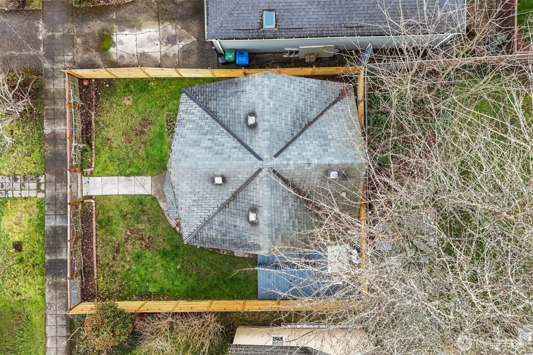 3915 SW Hinds Street , Seattle, WA 98116