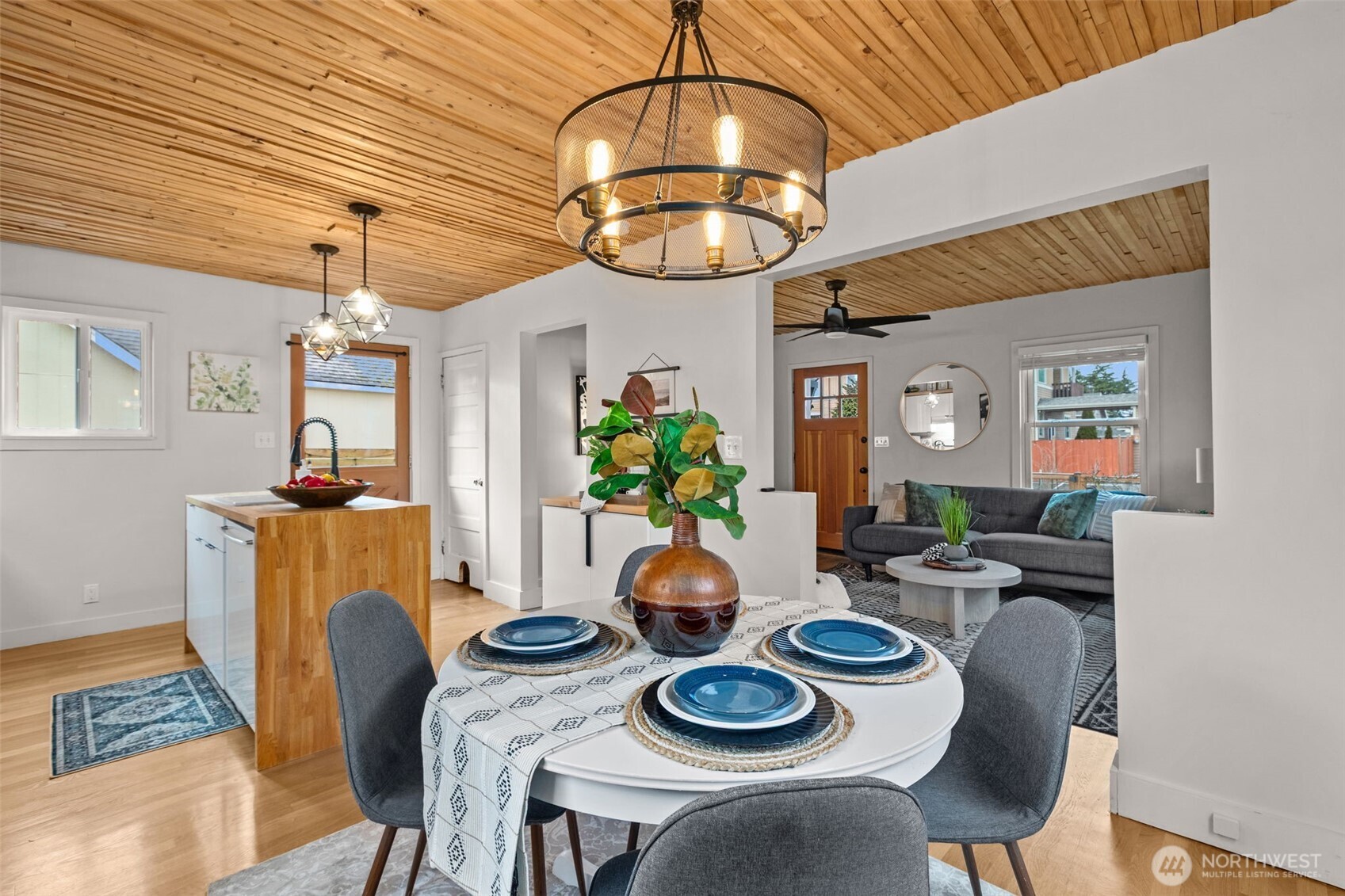 3915 SW Hinds Street , Seattle, WA 98116