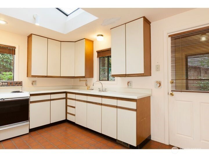 14044 Lenora Place N, Seattle, WA 98133-0000