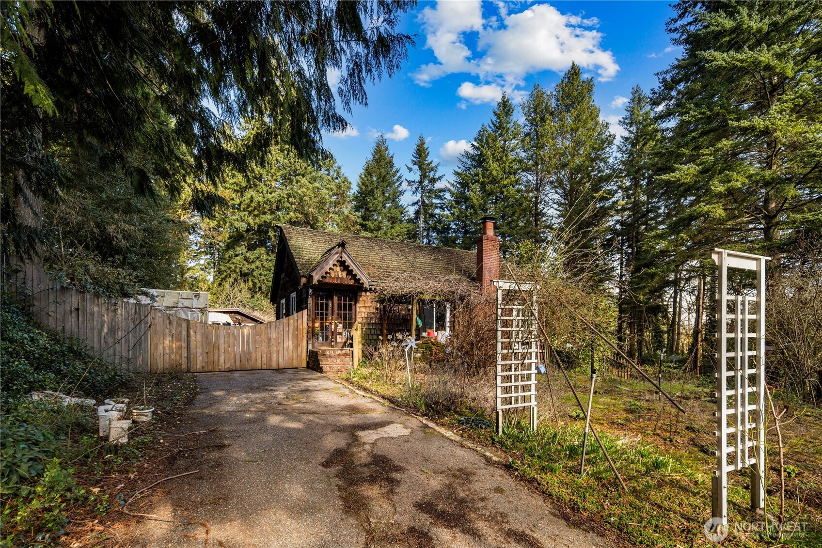 2552 NE 168th Street , Lake Forest Park, WA 98155