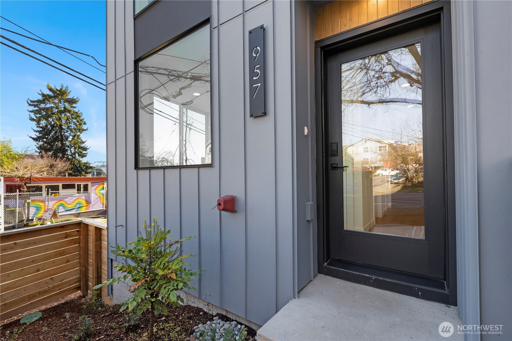 957 N 35th Street , Seattle, WA 98103