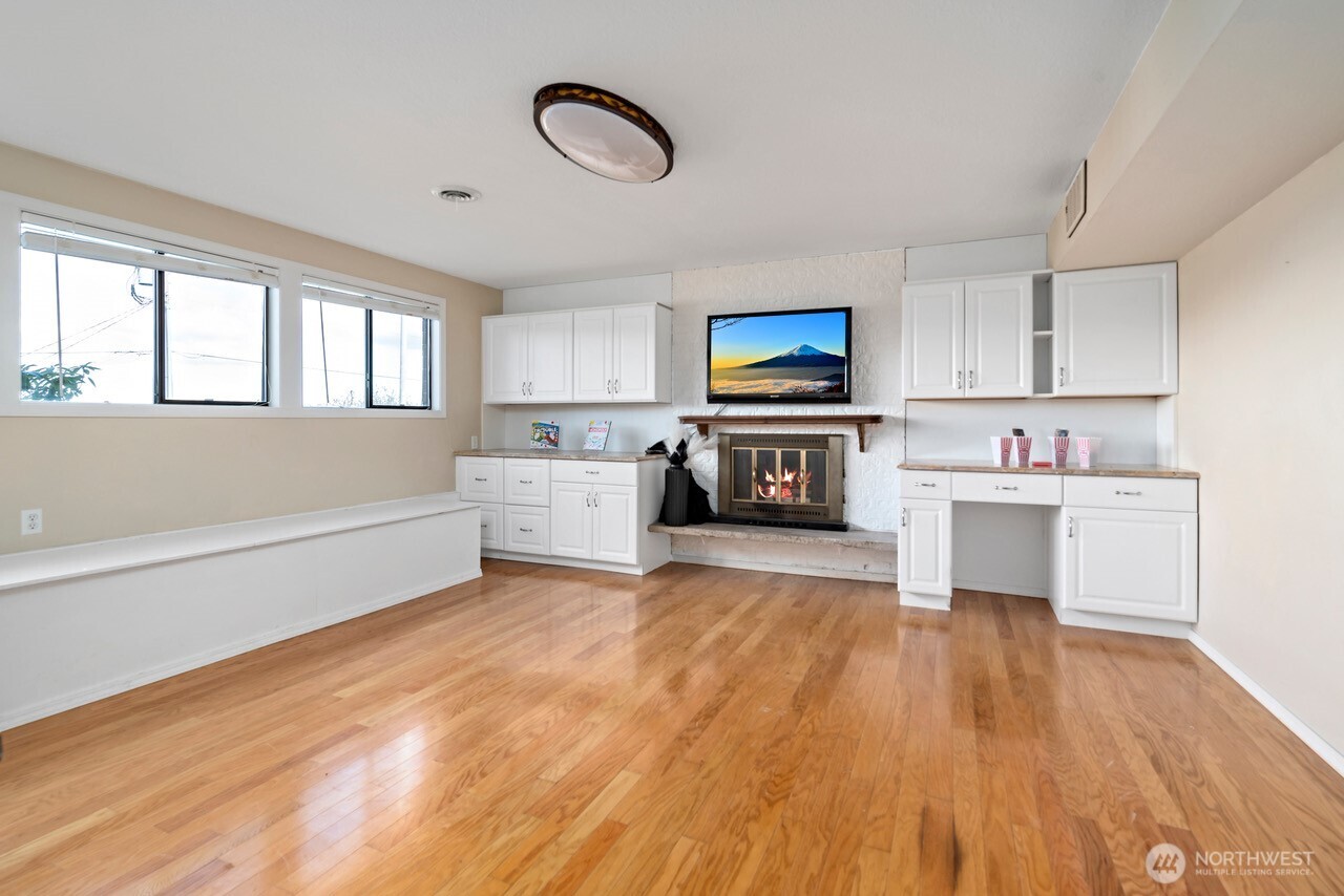 546 Birch Street , Oak Harbor, WA 98277