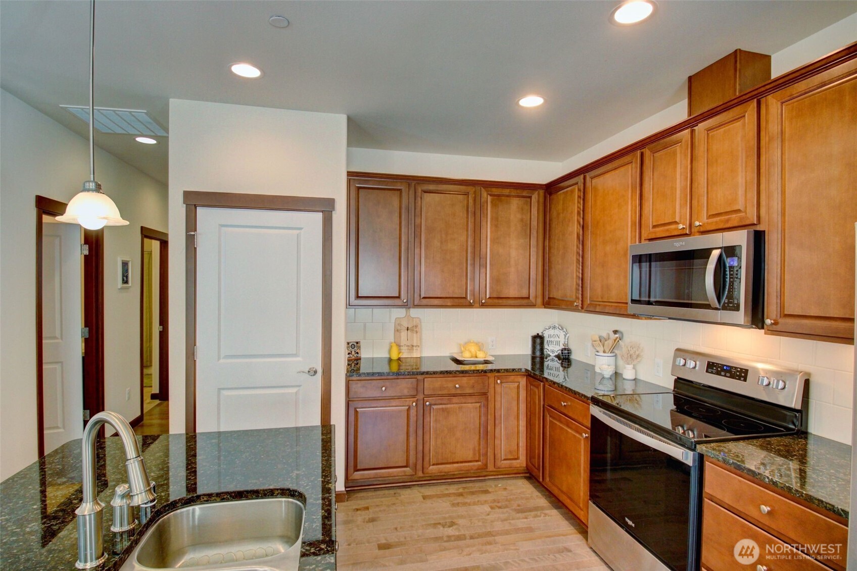 1990 Fraser Avenue , Mount Vernon, WA 98274