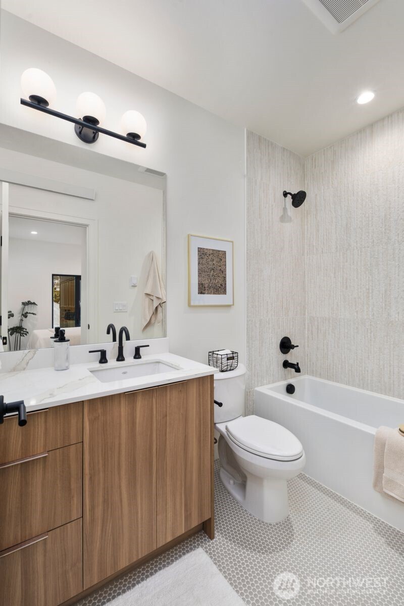 614 5th Avenue S #C107, Edmonds, WA 98020