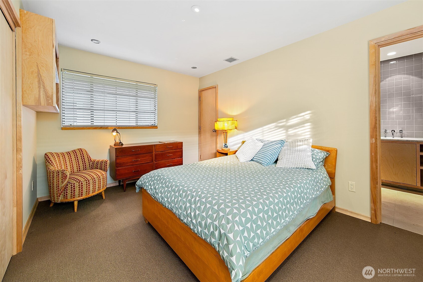 7503 Fairway Drive NE, Seattle, WA 98115