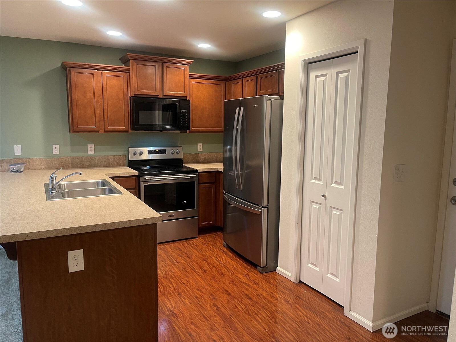 4244 E Roosevelt Avenue , Tacoma, WA 98404