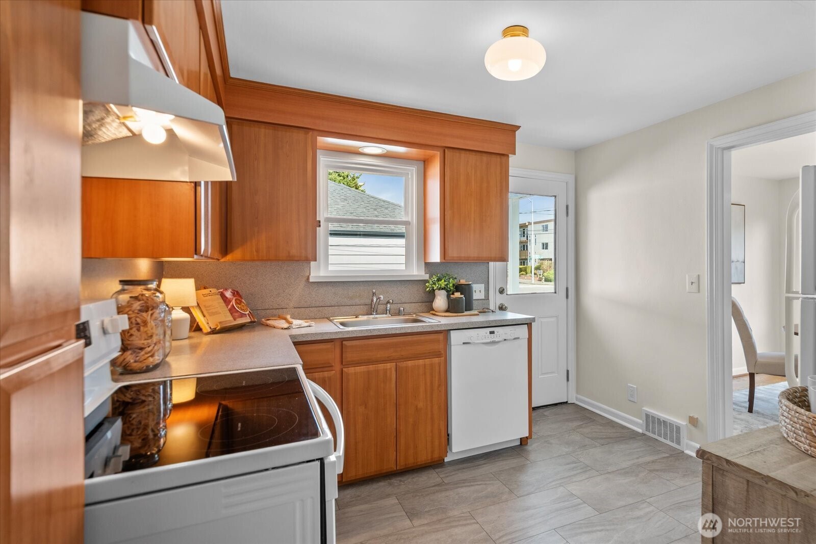 7753 28th Avenue NW, Seattle, WA 98117