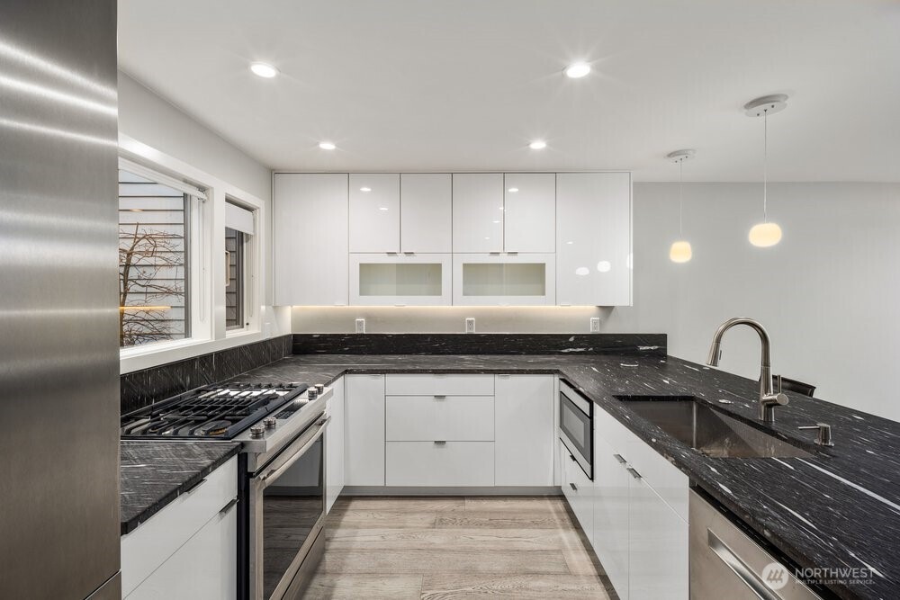 6121 NE 175 Street #A202, Kenmore, WA 98028