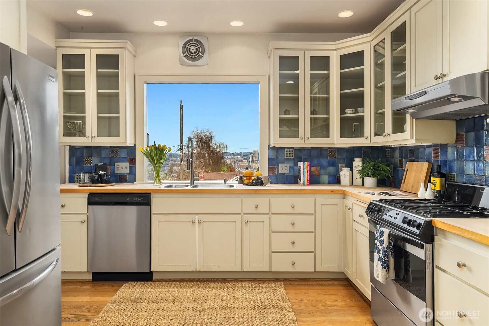 1208 E Newton Street , Seattle, WA 98102